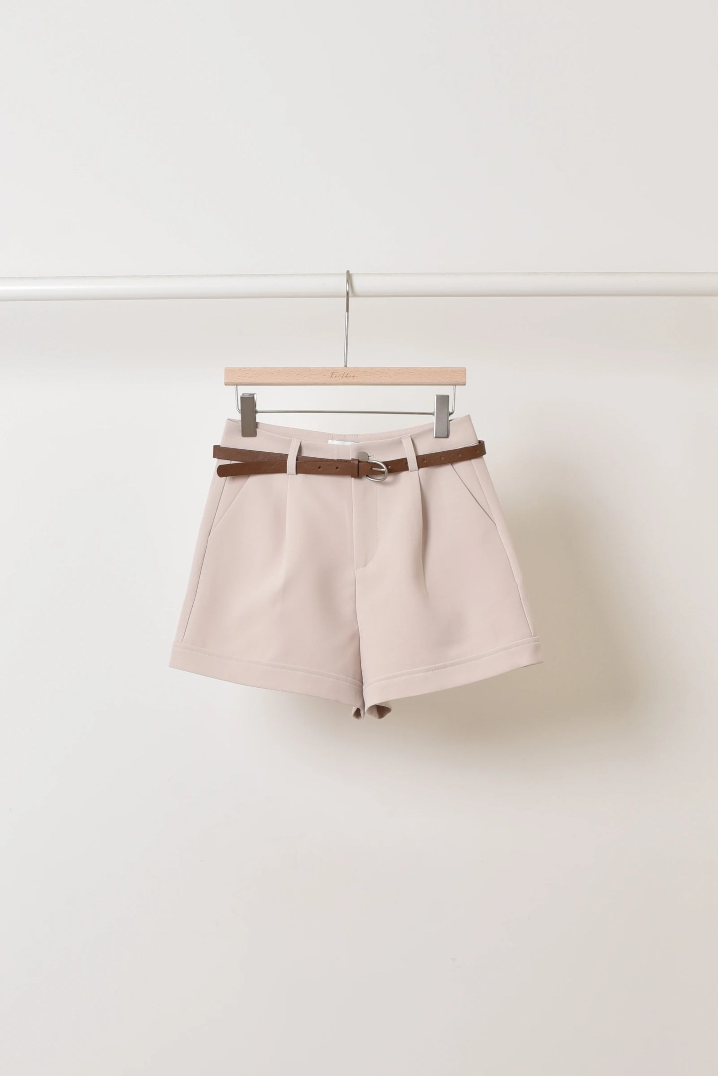 Short de tailleur avec ceinture