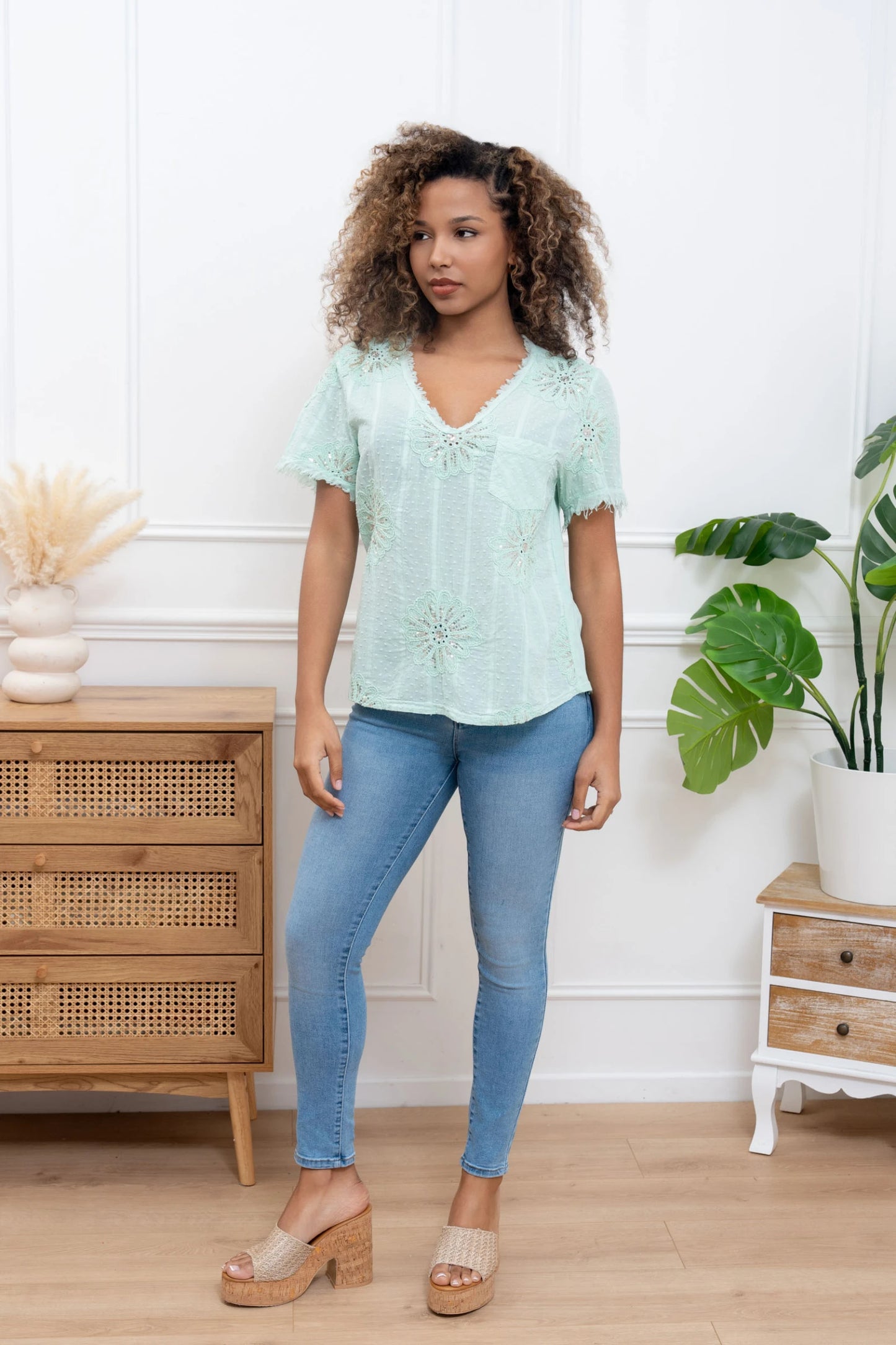 T-shirt en coton brodé à sequins – Col V & Finition destroy