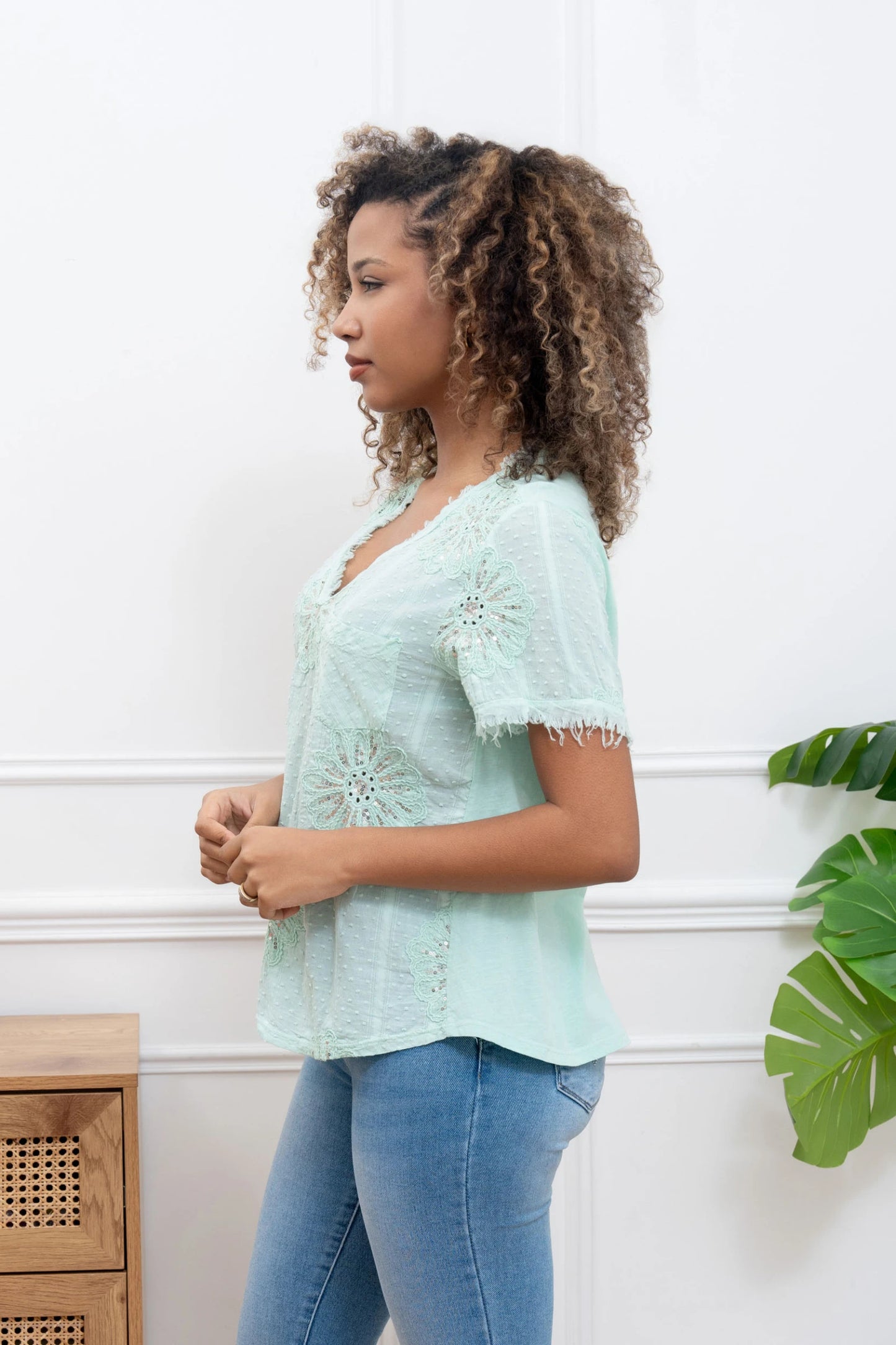 T-shirt en coton brodé à sequins – Col V & Finition destroy