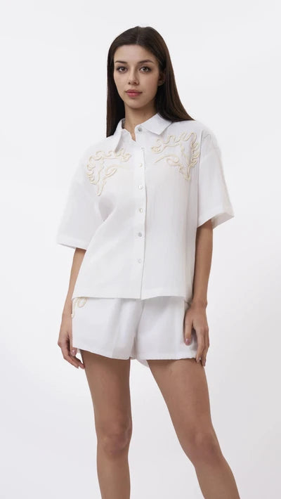 Chemise à manches courtes complète avec un grand court