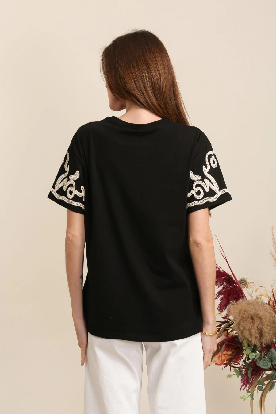 T-shirt en coton avec cordon en crochet décoratif sur manche