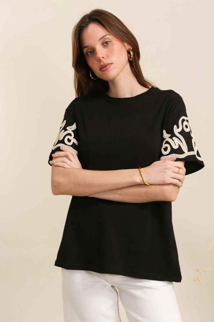 T-shirt en coton avec cordon en crochet décoratif sur manche