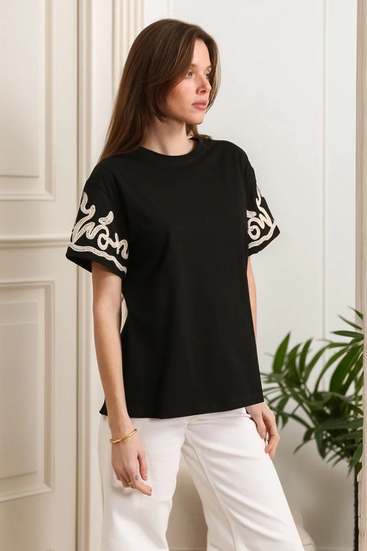 T-shirt en coton avec cordon en crochet décoratif sur manche