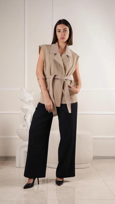 HAUT BLAZER SANS MANCHES SOPHISTIQUÉ AVEC CEINTURE
